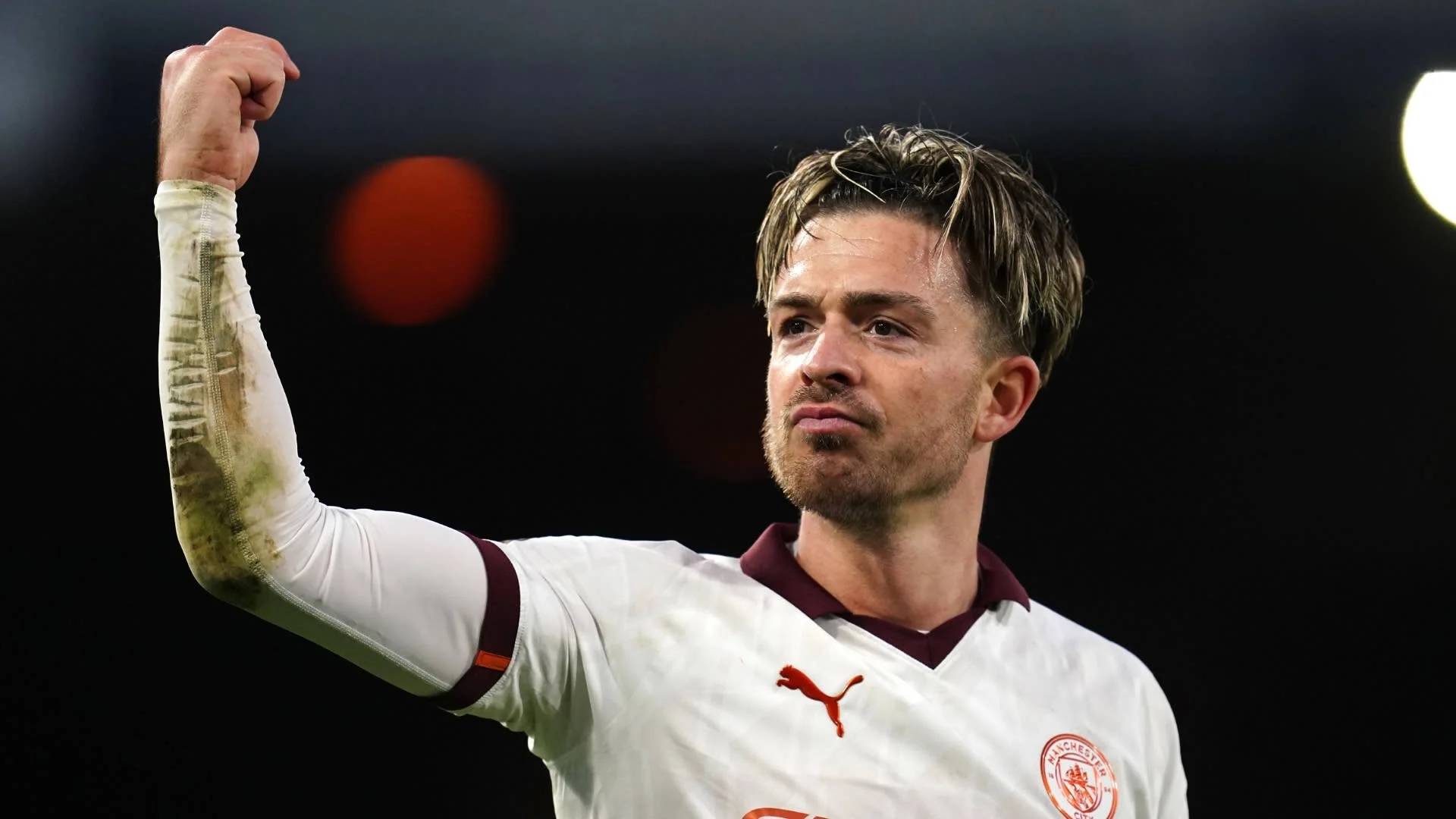 首先,他不得不与瓜迪奥拉签下的杰里米-多库竞争进攻位置,然后他遭遇