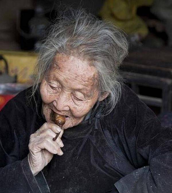 原创农村老人丧夫丧女省吃俭用啃咸菜遗产6个人花3小时才点清