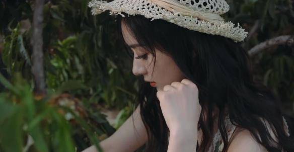 赵丽颖为综艺常驻20天颖宝戴帽子拍大片近景牛奶肌优越