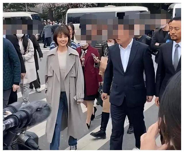 袁泉蹲地上跟小朋友合影自信大笑也没掩饰皱纹这样自然老多好