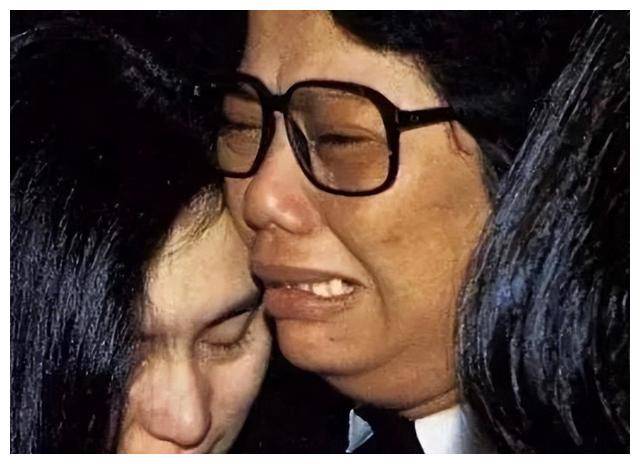 赌王全家罕见齐聚这晚同人不同命在何超琼身上展现得淋漓尽致