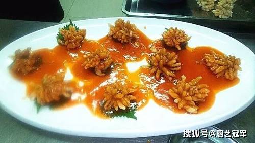 紫苏菊花鱼主料:桂鱼辅料:紫苏,大叶做法:将桂鱼切成菊花形加调味料