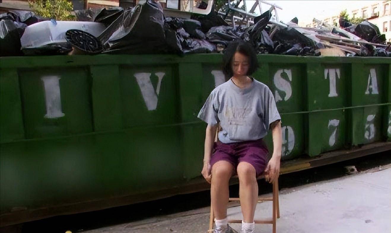 哈佛毕业女白领:20年不买内衣,厕纸晾干重复用,在纽约买套房_桥本