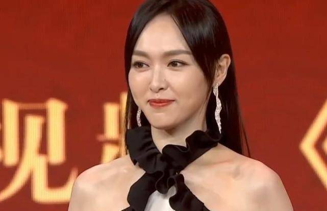 原创唐嫣出席发布会穿挂脖装肩膀瘦得只剩骨头a4腰羡慕不来