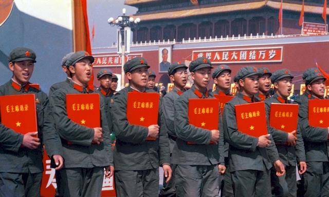 物质较匮乏,但是人们激情四射,图3女知青很漂亮_天安门广场_农村_军装