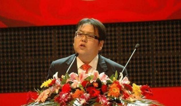 成为山西省首富,后来在成龙的介绍下,李兆会结识了车晓,当时正当红极