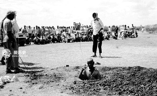 伊朗针对通奸所实施的石刑男女有别过程惨烈