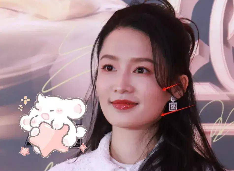 王丽坤身穿水绿色长裙,清爽优雅,气质出众.