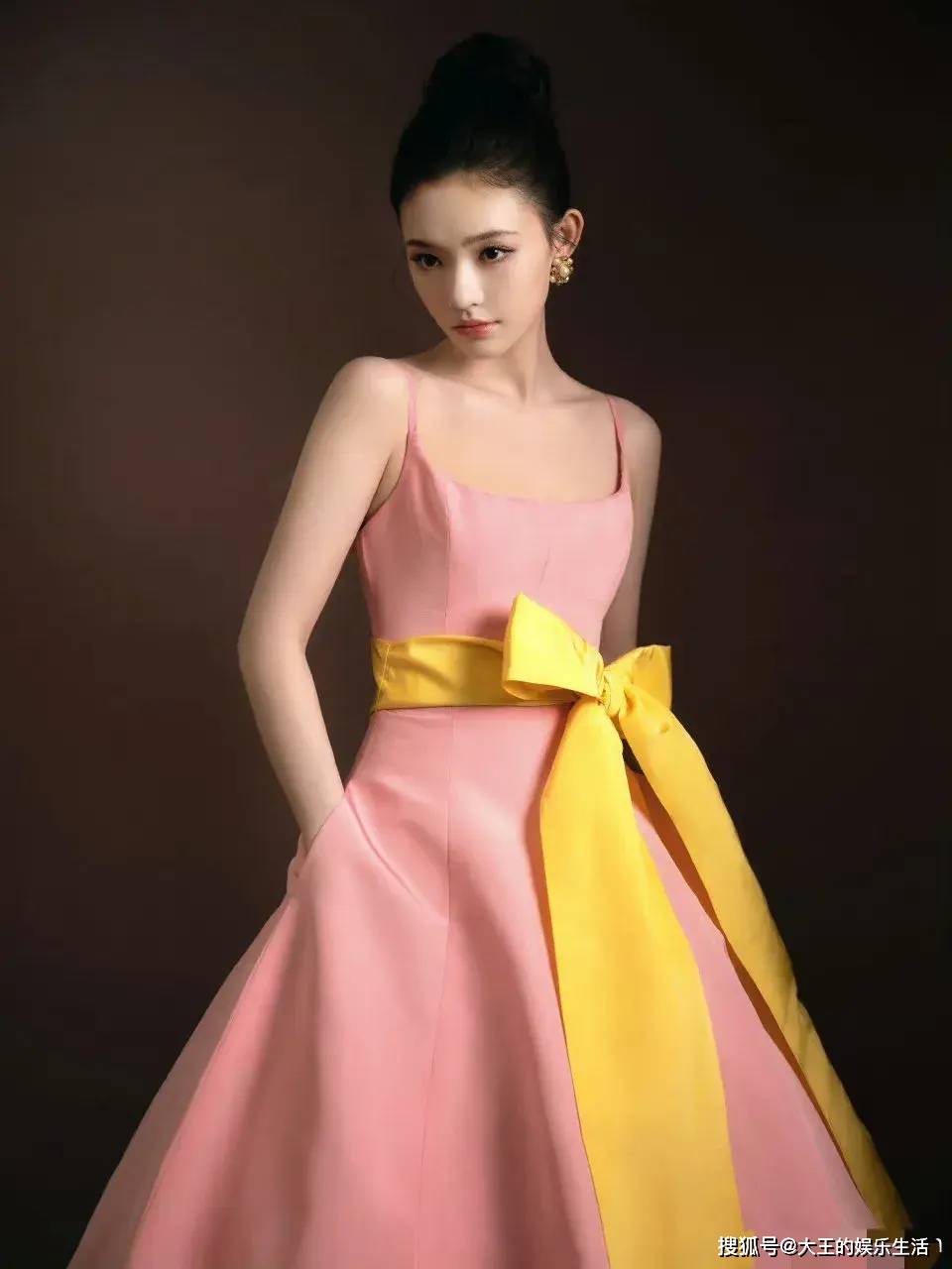 原创品质盛典众女星花样比美却输给了空降内场的周迅