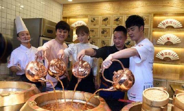 但事实是,贤合庄的品牌虽是陈赫的,可单个火锅店的老板还真不一定他.