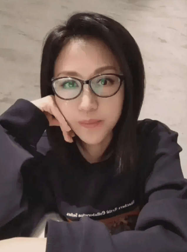 原创在小区拍到陆毅夫妻他穿西装成五短身材鲍蕾素颜就是中年大婶