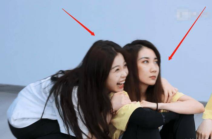 虞书欣上演塑料姐妹情赵小棠来迎接被忽视乃万的表情绝了