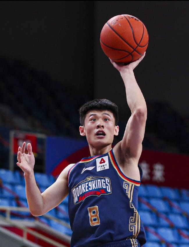 在很多山东球迷看来,如今的王岚钦,和昔日的鞠维松,颇有几分相似,瘦小