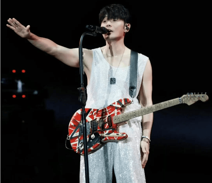 在李荣浩的音乐作品中,融入他对生活经历的所思所感,有爱有梦有理想的