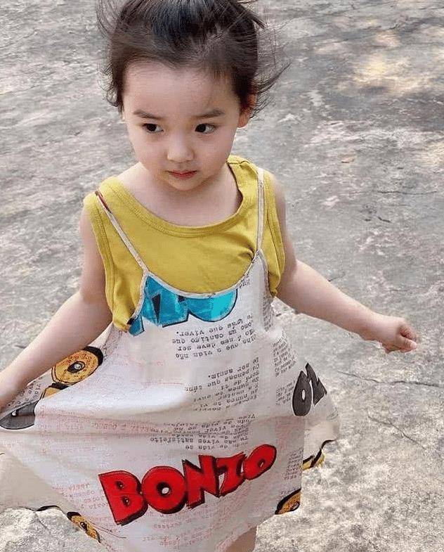 原创董璇晒女儿跳舞视频粉色吊带加红蕾丝一看就是高云翔搭的