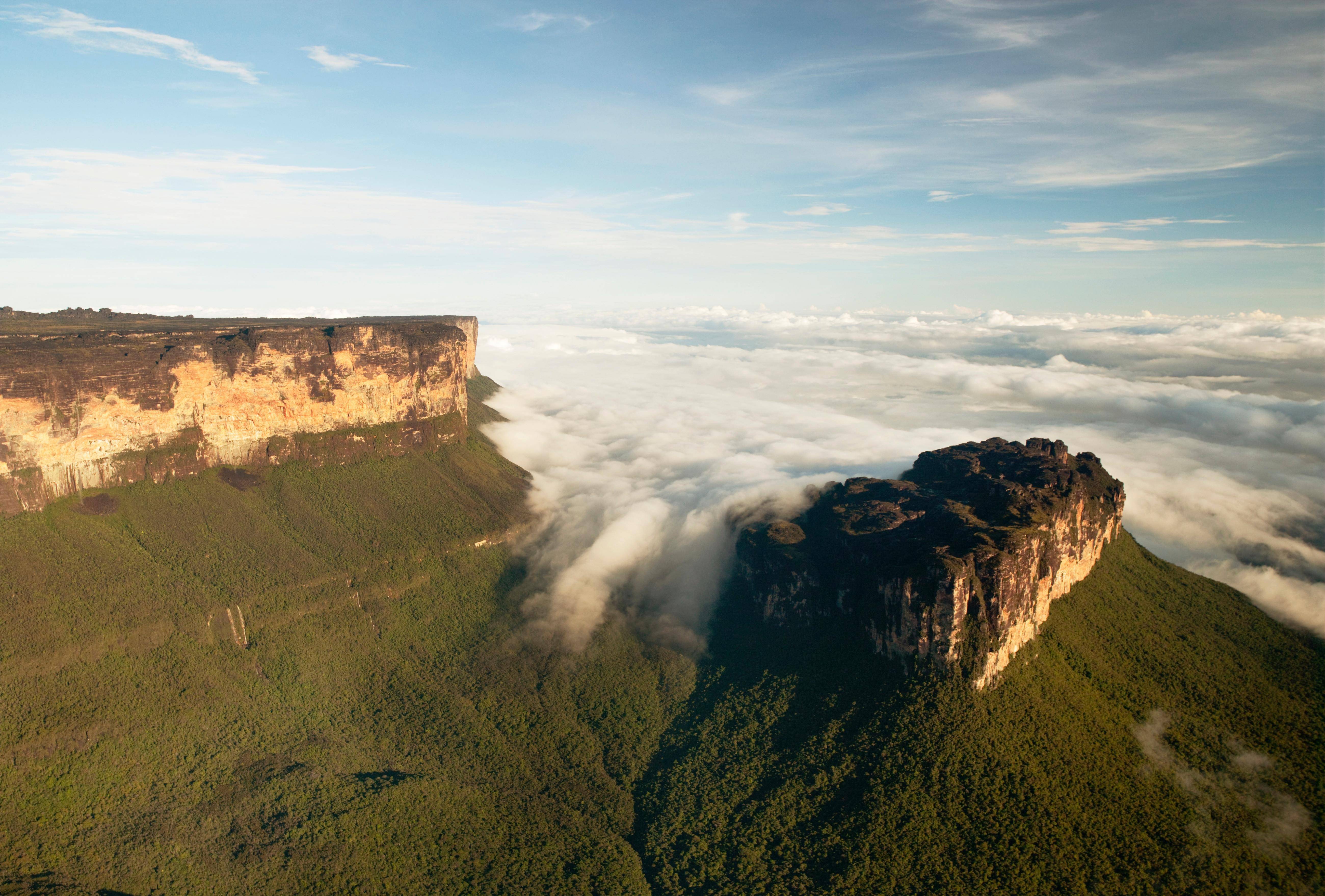 罗赖马山的地质属于一种"盖层",这里也是南美洲最古老的盖层.