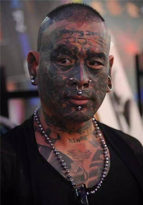 原创中国纹身第一人刘新民曾吓哭小女孩是博人眼球还是追求艺术