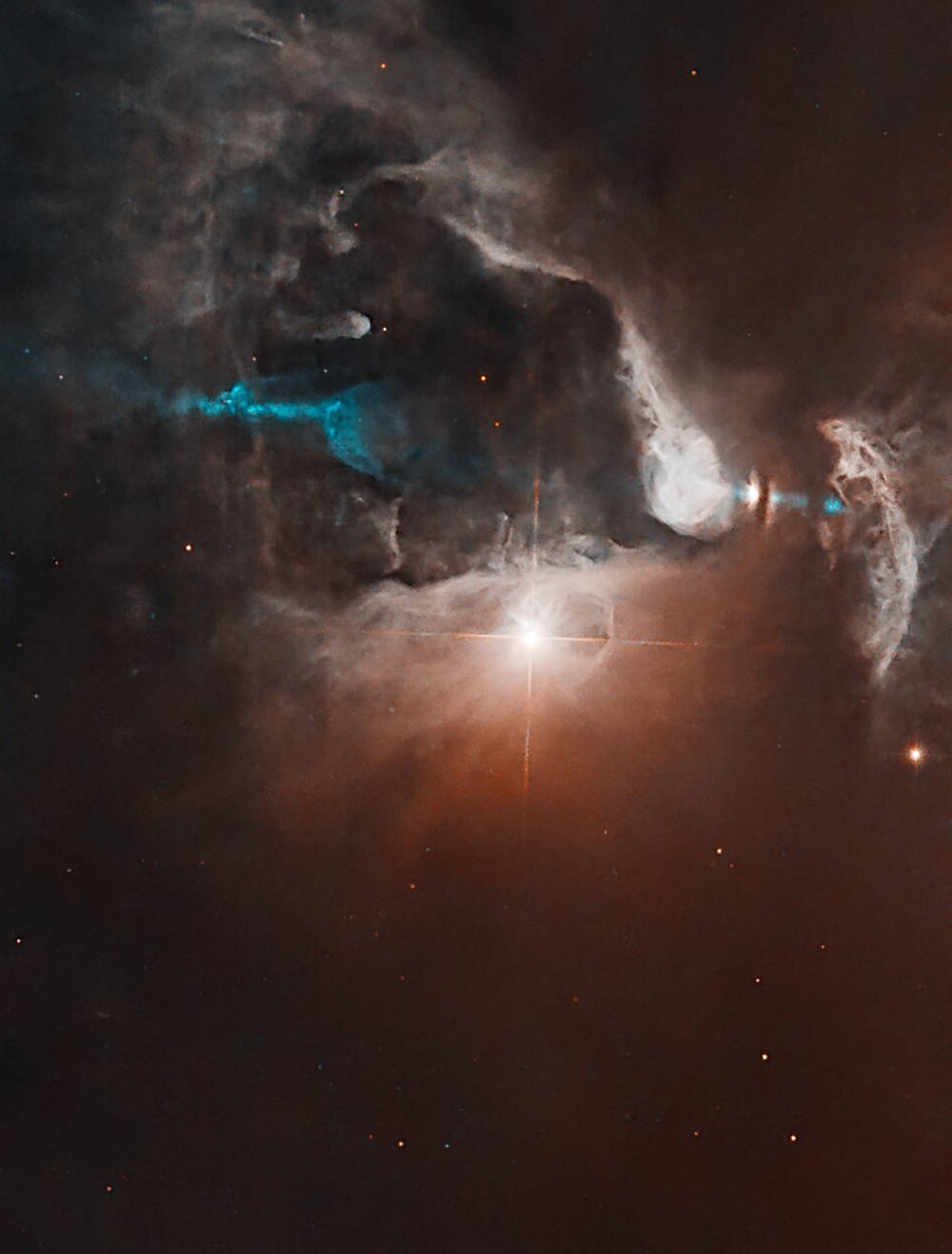 仅280万年哈勃太空望远镜拍摄到年轻的三恒星系统