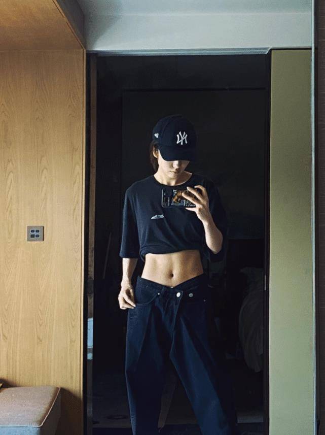 蔡文静平时非常注重自己的身材管理,有着165厘米身高的她体重不过百