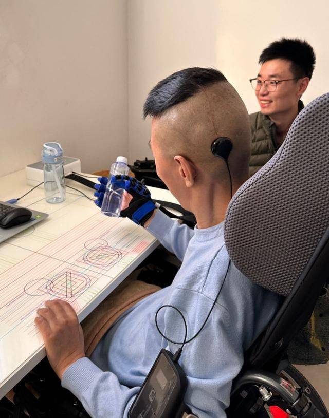 中国的脑机接口来了实现自主脑控喝水跟马斯克的比谁更先进