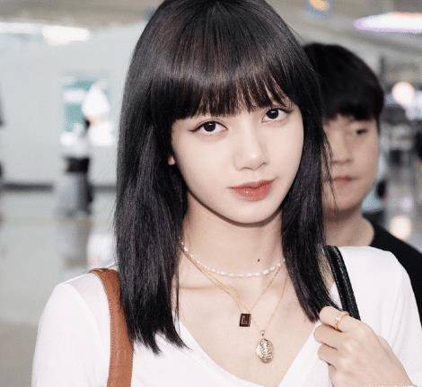 所以让他们慢慢的更加熟悉彼此了,而lisa和蔡徐坤两个人其实是有着