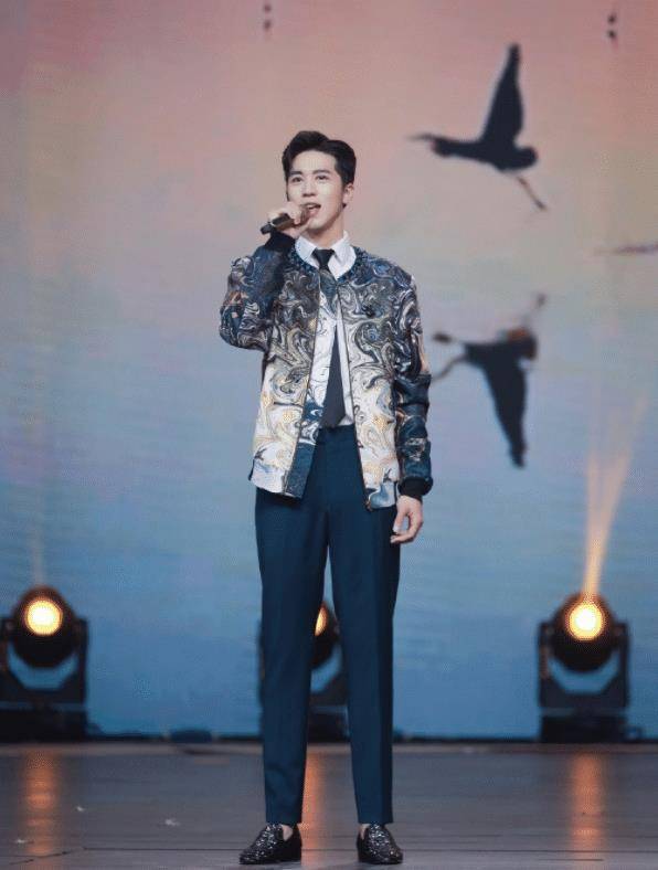 许魏洲全新大片,白西装造型简约干练,刺绣衬衣精致养眼