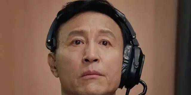 原创6天狂揽16亿,《我和我的祖国》背后的故事更感人_徐峥_旗杆_黄渤