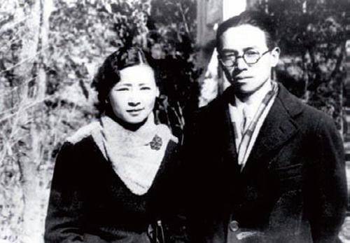 1933年,张充和出席张兆和与沈从文的婚礼并因学业留在北京,通过沈从文