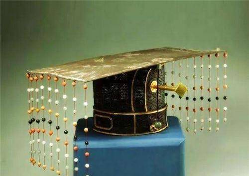 原创皇帝帽子前的门帘那么重真是为了美观吗说出来你可能不信