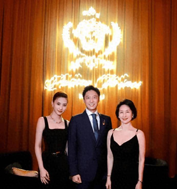 原创何超莲何超琼又同框啦姐妹相差29岁何超琼越看越年轻