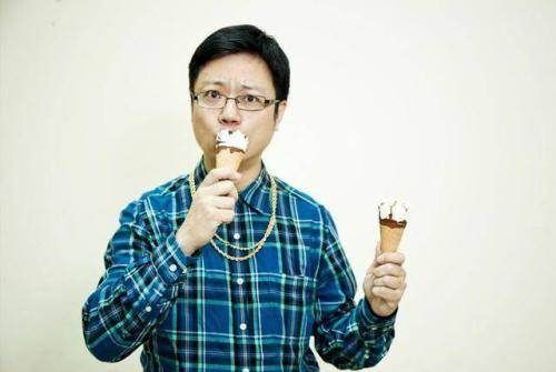 他的首部编剧作品为1995年的《十兄弟》,其后,便幸运地得到导演李力持