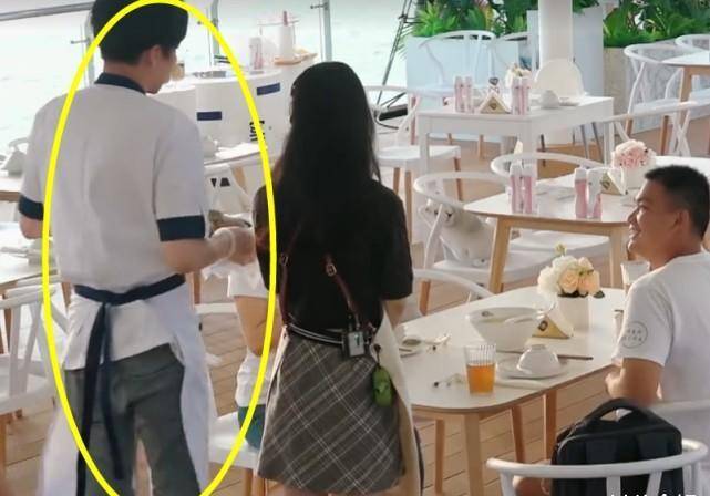 原创杨超越端菜被烫到谁听到刘宇宁小声嘟囔什么第一次对女孩这么宠