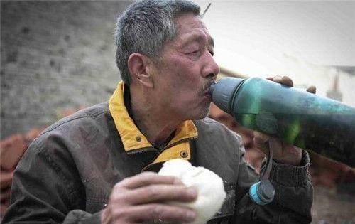 肖崇阳老人辛苦打工16年,将湖北弃婴供成博士,生父母