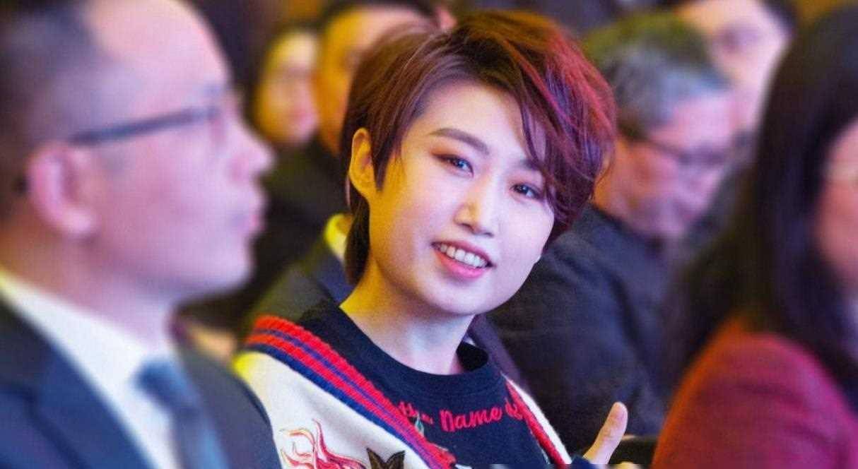 原创奥运冠军郭跃被开除后转型金融很成功退役后长发很漂亮