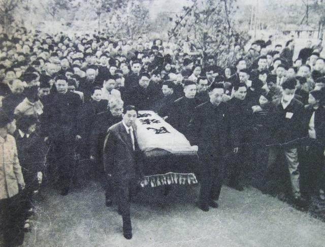 原创鲁迅葬礼十六位作家为其抬棺扶灵棺椁上覆盖民族魂白旗