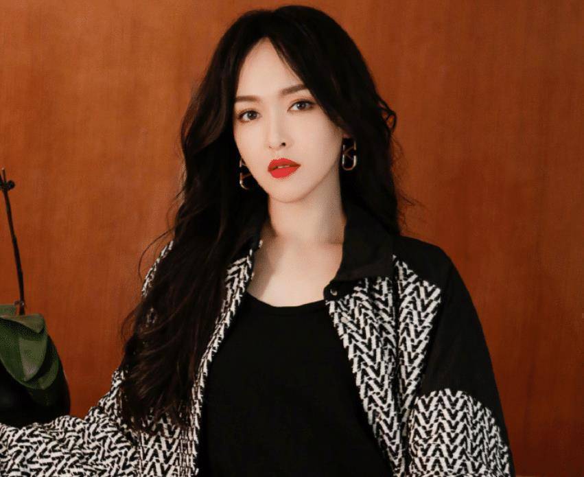 原创唐嫣节日晒女儿照片罗晋却坦言女儿不快乐虎妈猫爸实锤了