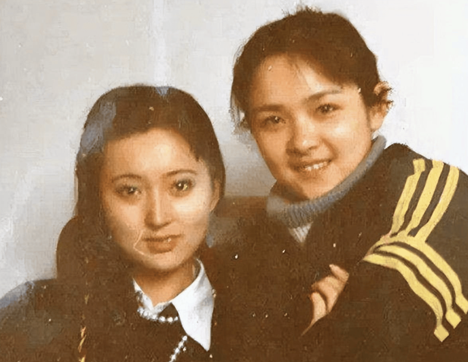 也比实际年龄要小很多,跟小10几岁的陈晓旭同框看不出来两人有年龄差