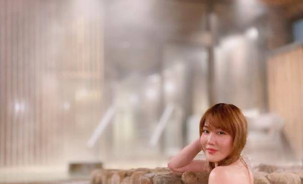 中的"艾莉"晒温泉照,玉背光滑无一丝赘肉,时尚不减当年_李彩桦_旅游