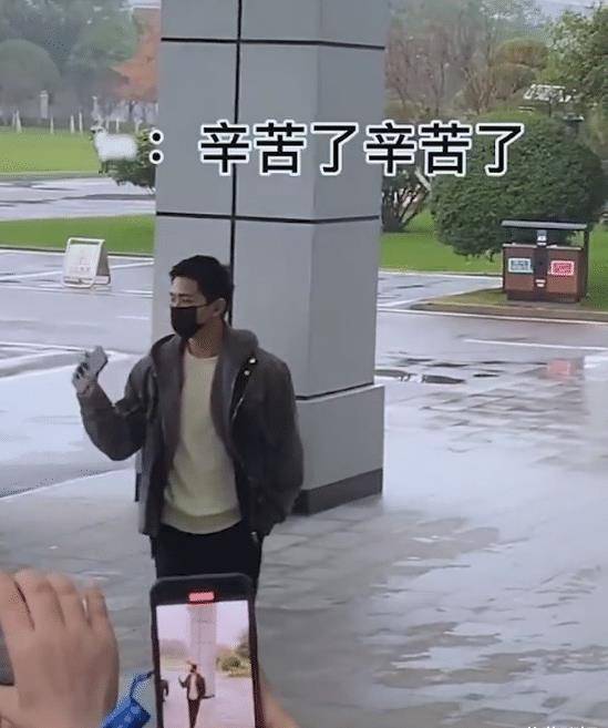 原创如何吸引杨洋的注意力男粉丝大吼一句话瞬间让他转头百试百灵