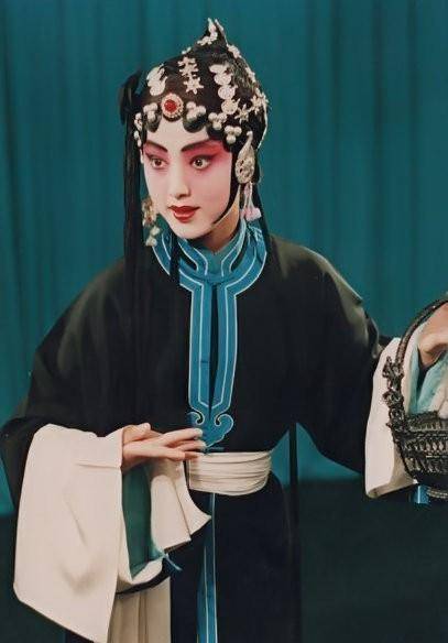 曾黎(中间)小学毕业后便她进入中国戏曲学院 ,主修青衣,这一