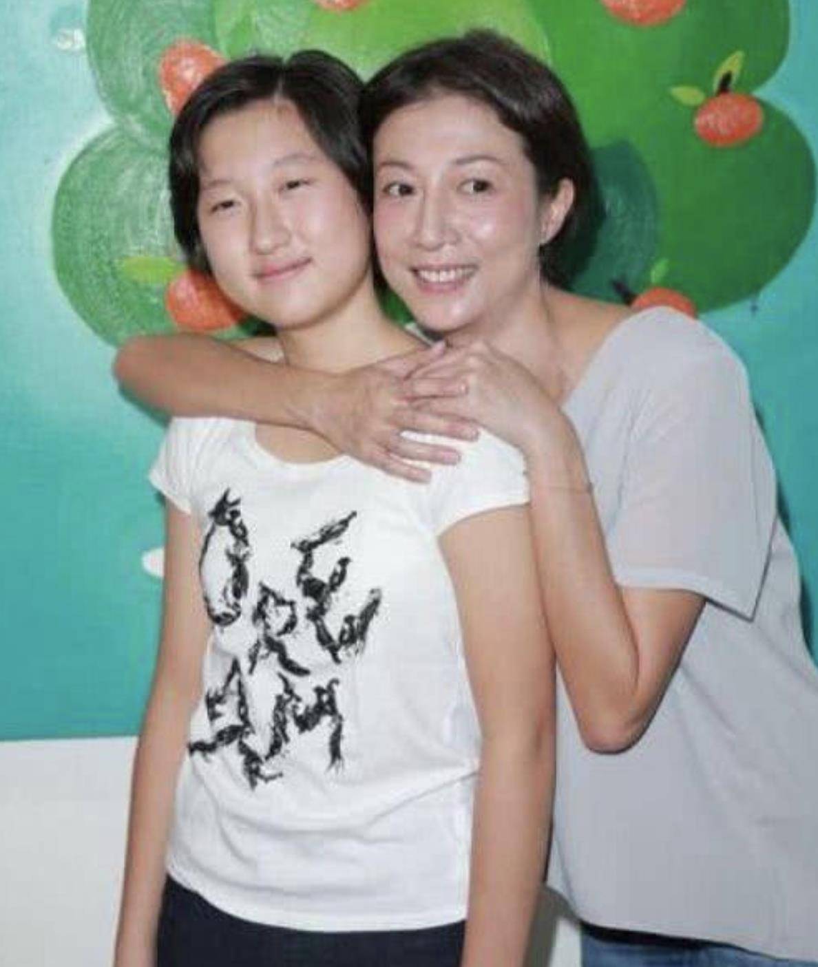 "小龙女"吴卓林:父亲成龙拒认,母亲吴绮莉虐待,她做错了什么