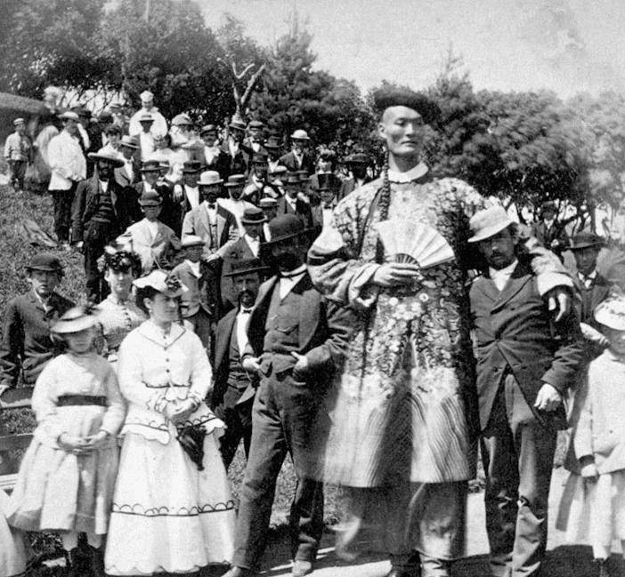 原创清朝巨人詹世钗身高3米19娶英国老婆生下3子后人现状怎样