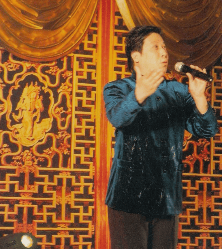 魏金栋多次上春晚被誉为新春第一唱娶圈外妻子恩爱幸福