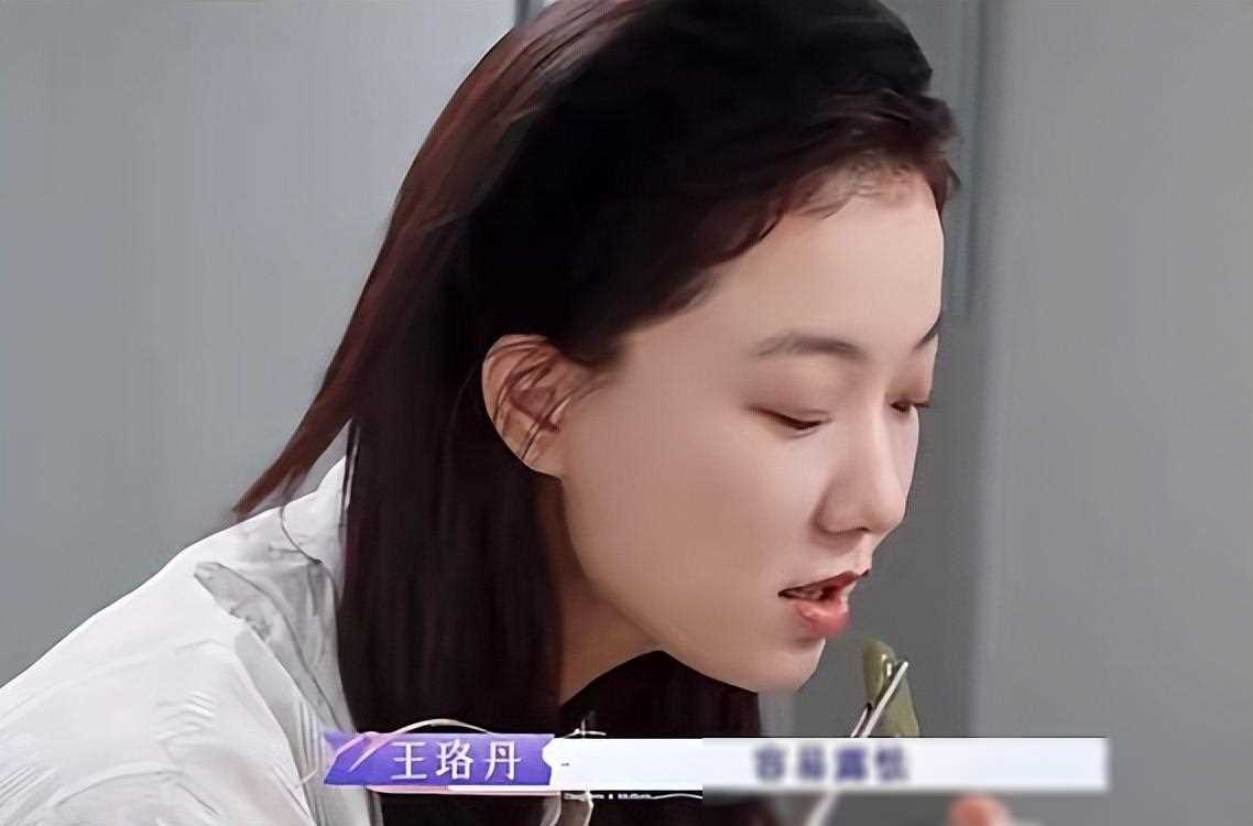 原创王珞丹40岁独居饭后不洗碗妈妈用贴心举动温暖女儿的心情