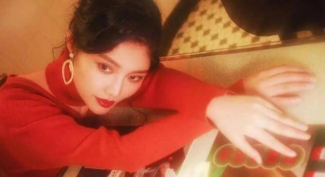 原创余罪里的大嫂徐冬冬穿超短裤做饭三分长度秀出修长美腿