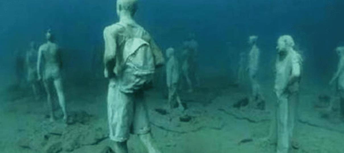 原创一男子在海底潜水忽然发现海底一群人类吓得连忙上岸求助