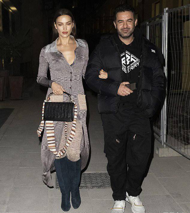 原创c罗前女友亮相米兰街头穿亚麻灰风衣真显身材不像生过娃