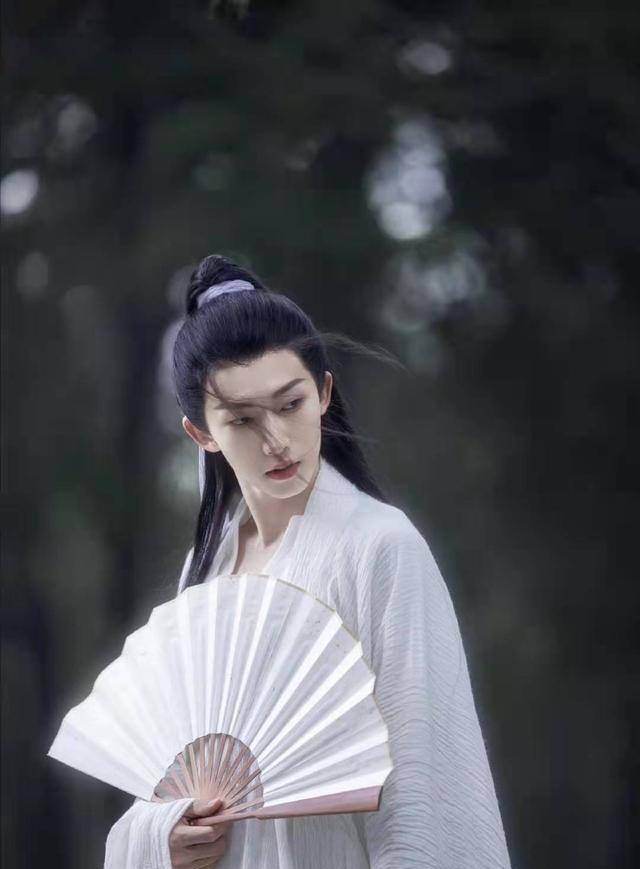 原创男团成员刘宇全身涂粉孟子义拒绝扮丑明星的偶像包袱有多重