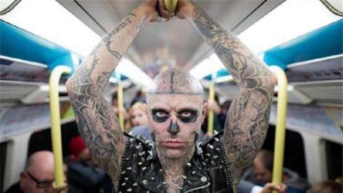 原创中国纹身第一人曾吓哭小女孩父母不愿相认他追求的是艺术吗