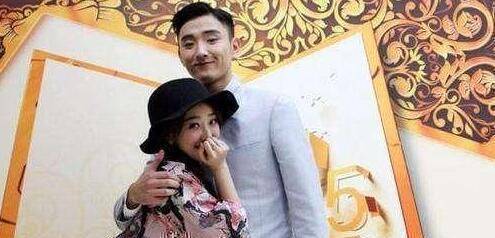 于小彤疑新恋情曝光被拍与女子挽手会友女方长发披肩比陈小纭高挑漂亮